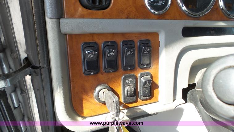 image for item K6948 2006 Peterbilt 379 semi truck