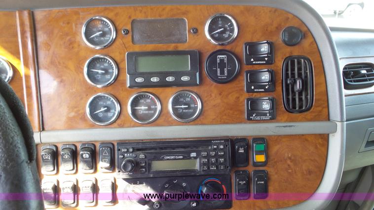 image for item K6948 2006 Peterbilt 379 semi truck