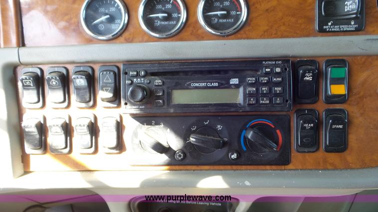 image for item K6948 2006 Peterbilt 379 semi truck