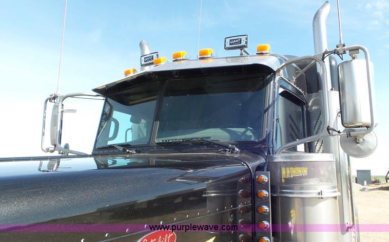 image for item K6948 2006 Peterbilt 379 semi truck