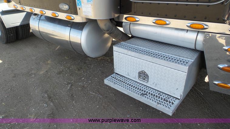 image for item K6948 2006 Peterbilt 379 semi truck