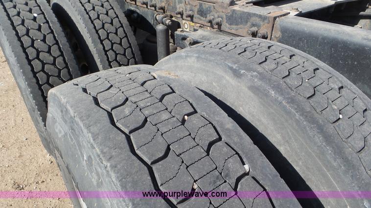 image for item K6948 2006 Peterbilt 379 semi truck