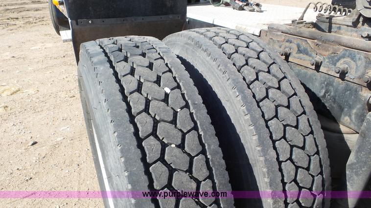 image for item K6948 2006 Peterbilt 379 semi truck