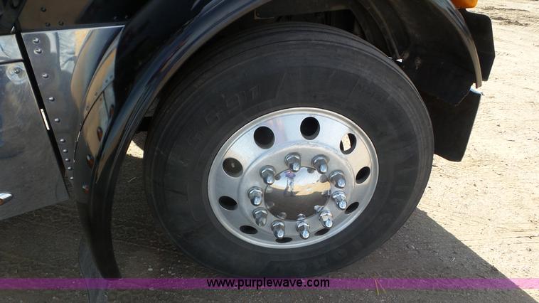 image for item K6948 2006 Peterbilt 379 semi truck