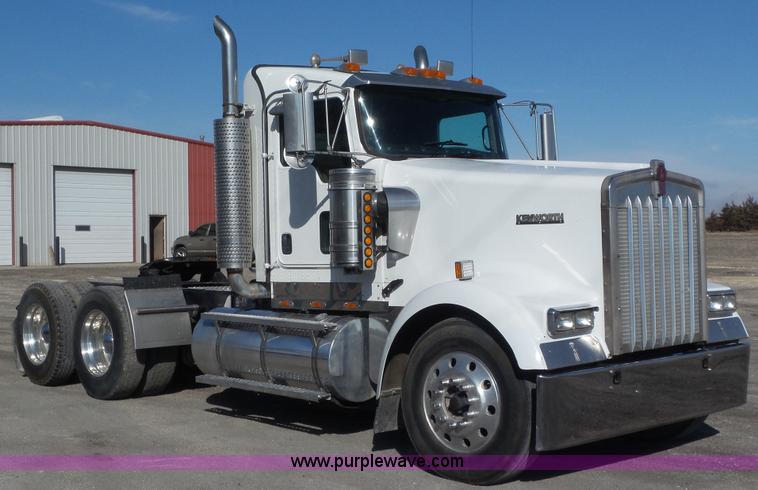 image for item K6951 2005 Kenworth W900L semi truck