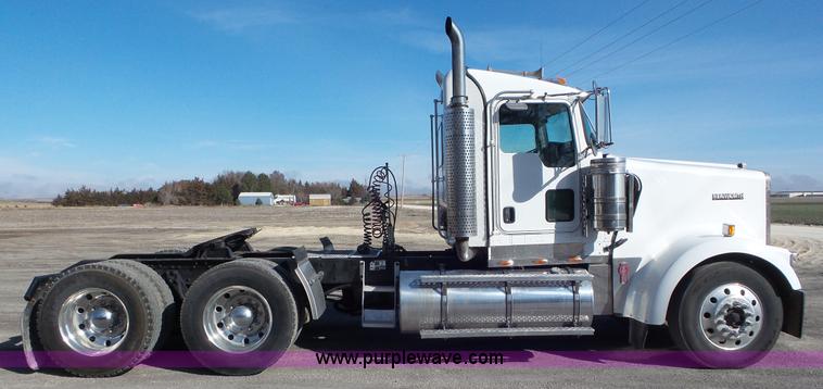 image for item K6951 2005 Kenworth W900L semi truck