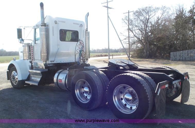 image for item K6951 2005 Kenworth W900L semi truck