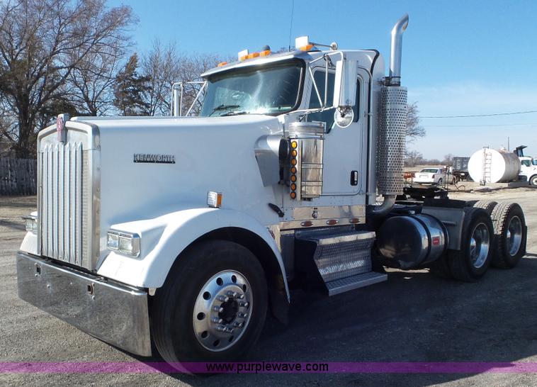 image for item K6951 2005 Kenworth W900L semi truck