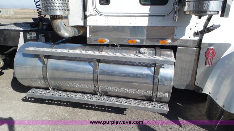 image for item K6951 2005 Kenworth W900L semi truck