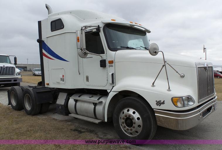 image for item L3663 2007 International 9400i semi truck