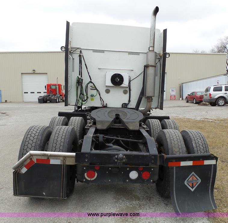 image for item L3663 2007 International 9400i semi truck