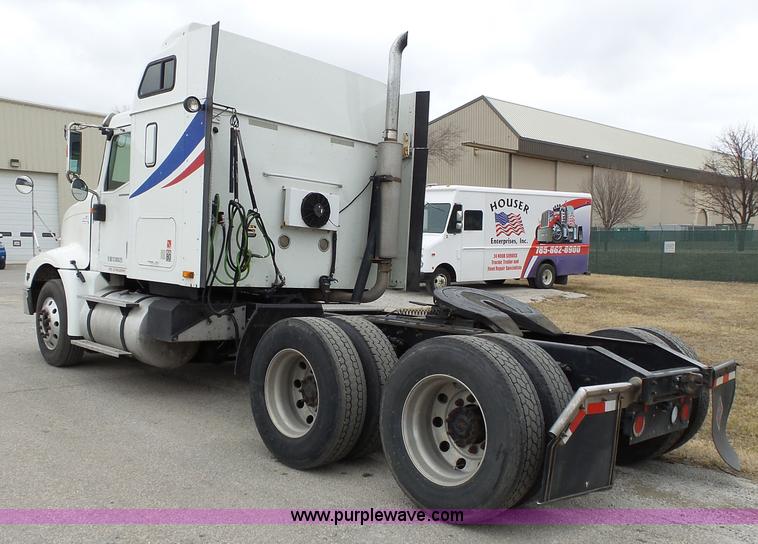 image for item L3663 2007 International 9400i semi truck