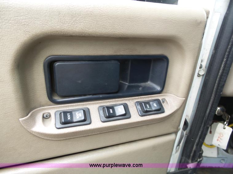 image for item L3663 2007 International 9400i semi truck