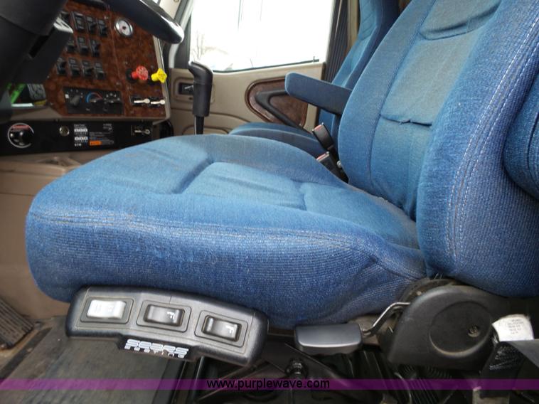 image for item L3663 2007 International 9400i semi truck