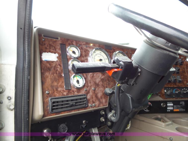 image for item L3663 2007 International 9400i semi truck