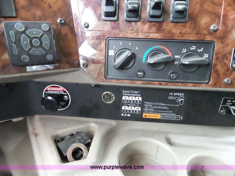 image for item L3663 2007 International 9400i semi truck