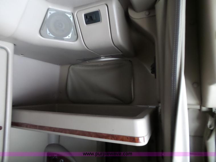 image for item L3663 2007 International 9400i semi truck