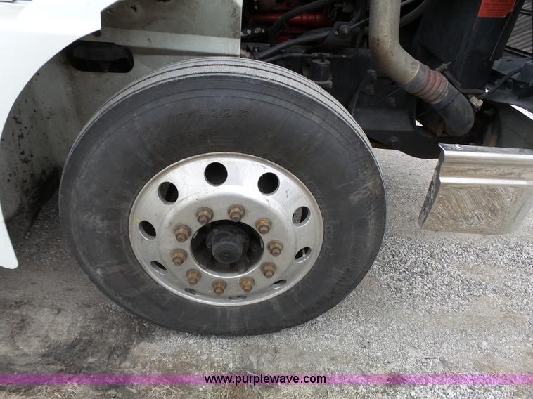 image for item L3663 2007 International 9400i semi truck