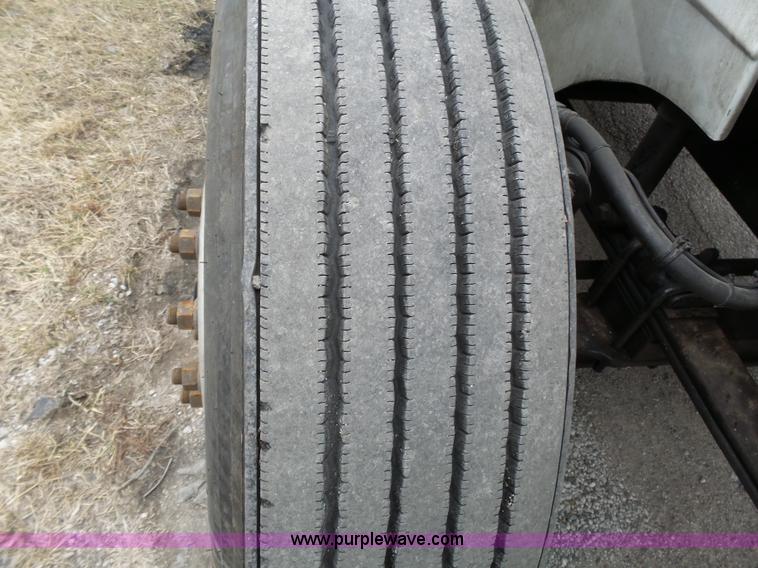 image for item L3663 2007 International 9400i semi truck