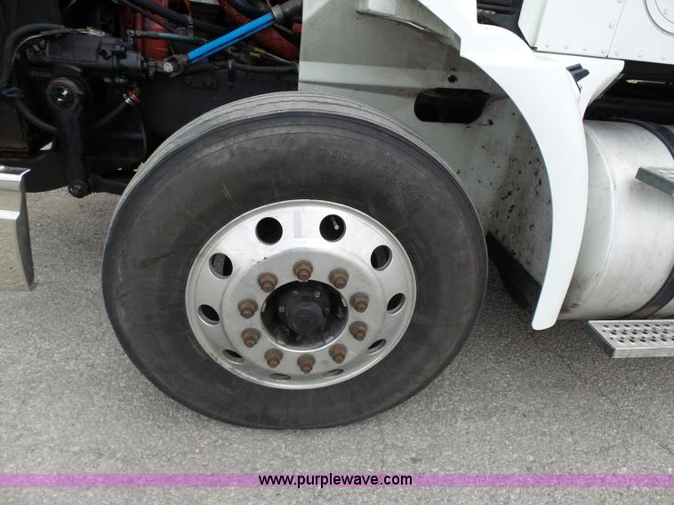 image for item L3663 2007 International 9400i semi truck