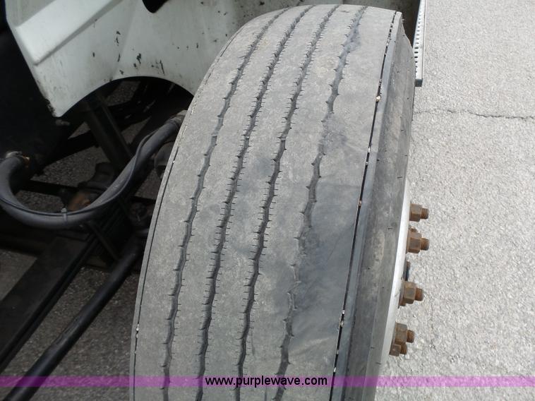 image for item L3663 2007 International 9400i semi truck