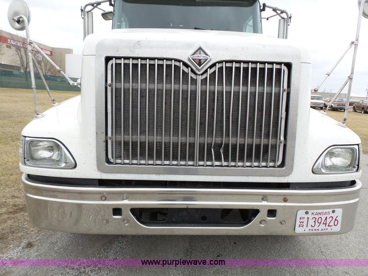 image for item L3663 2007 International 9400i semi truck