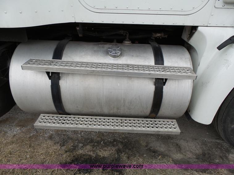 image for item L3663 2007 International 9400i semi truck