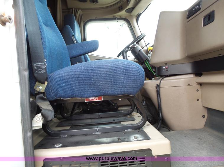 image for item L3663 2007 International 9400i semi truck