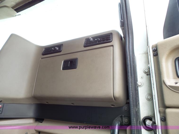 image for item L3663 2007 International 9400i semi truck