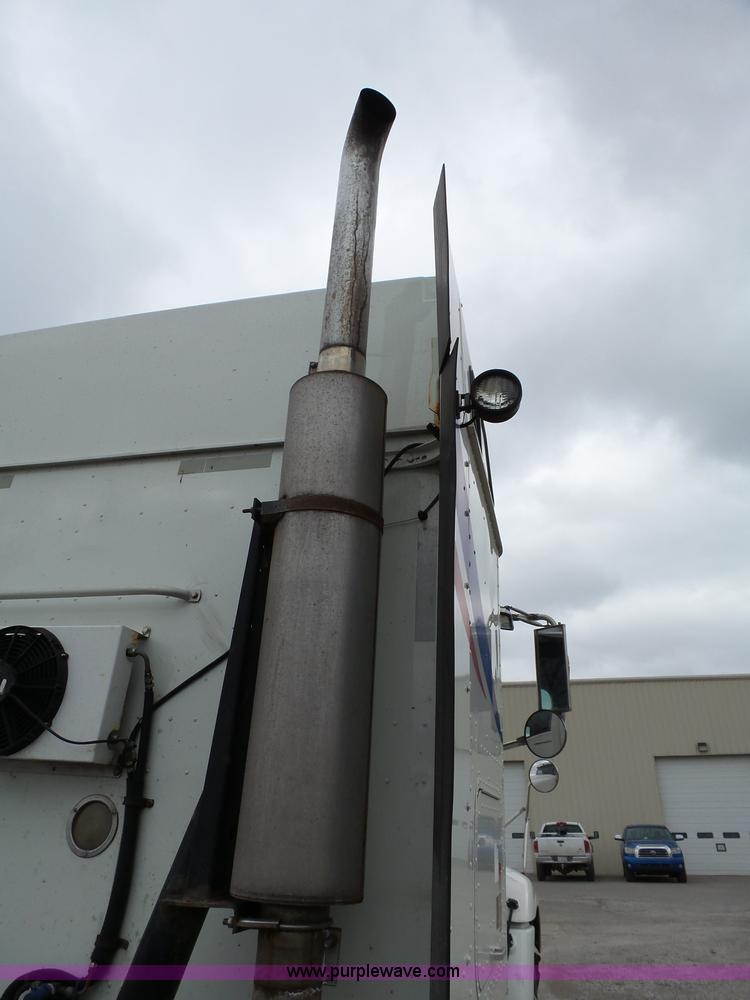 image for item L3663 2007 International 9400i semi truck