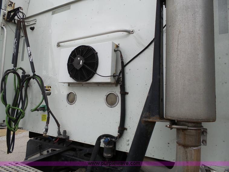 image for item L3663 2007 International 9400i semi truck