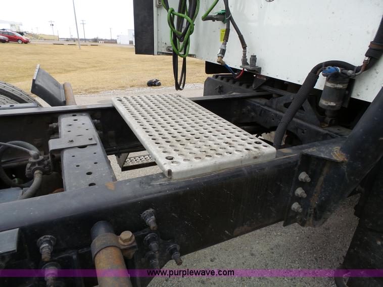 image for item L3663 2007 International 9400i semi truck