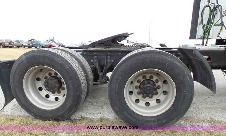 image for item L3663 2007 International 9400i semi truck