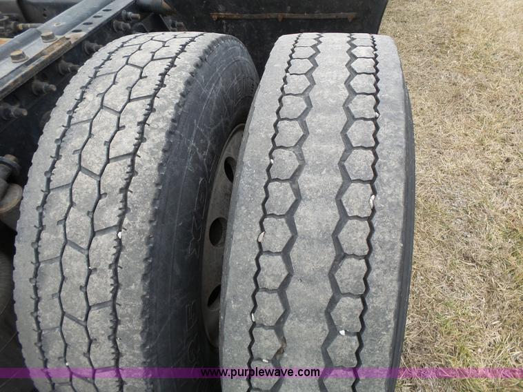 image for item L3663 2007 International 9400i semi truck