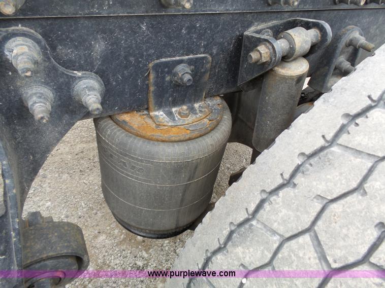 image for item L3663 2007 International 9400i semi truck