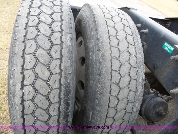 image for item L3663 2007 International 9400i semi truck