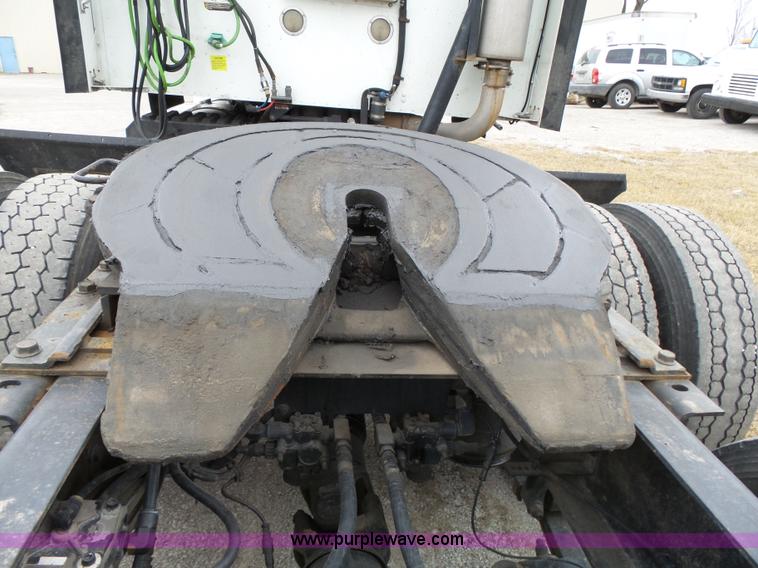 image for item L3663 2007 International 9400i semi truck