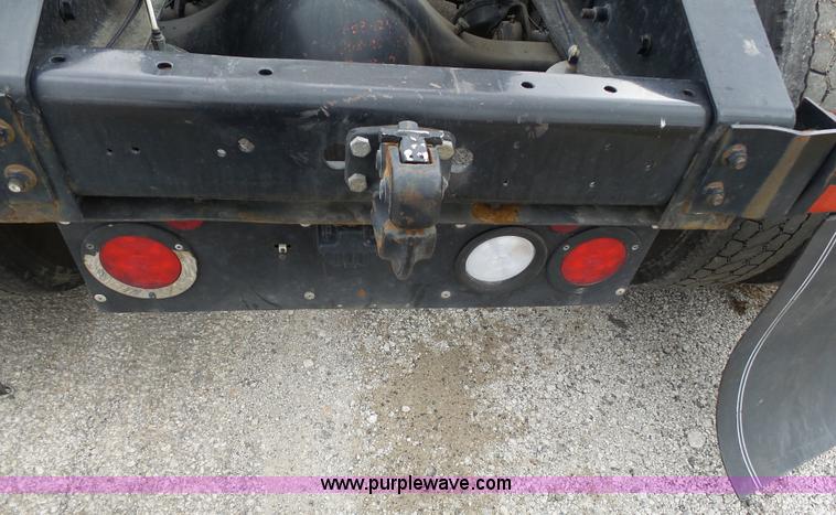 image for item L3663 2007 International 9400i semi truck