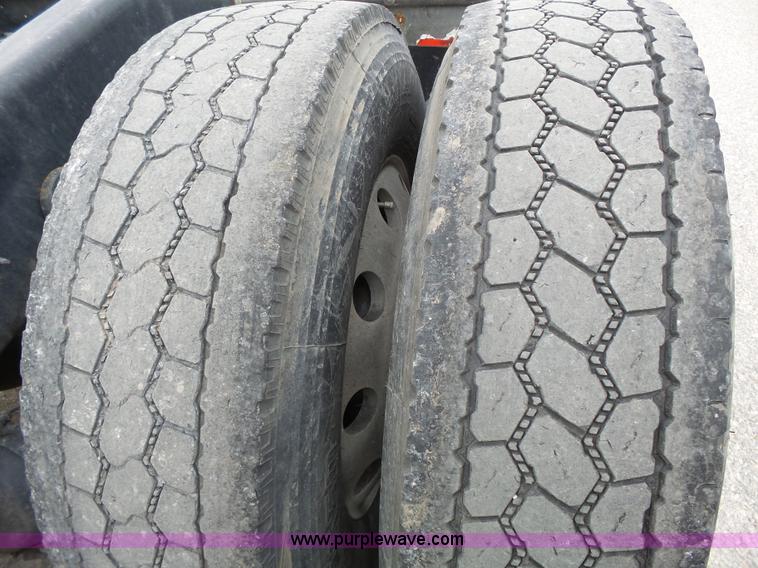 image for item L3663 2007 International 9400i semi truck