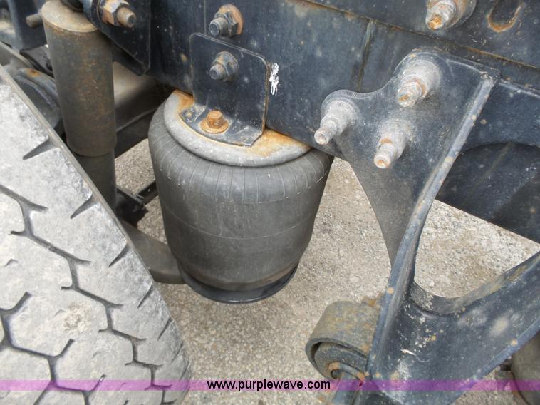 image for item L3663 2007 International 9400i semi truck