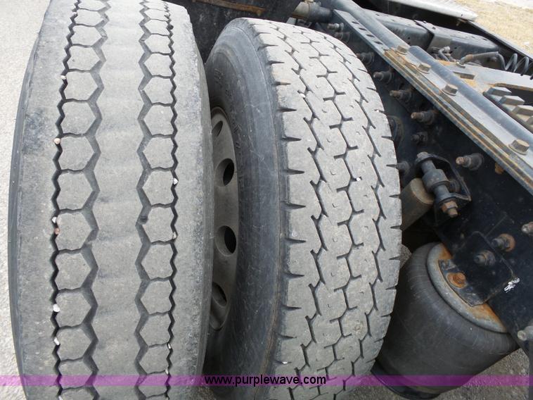 image for item L3663 2007 International 9400i semi truck