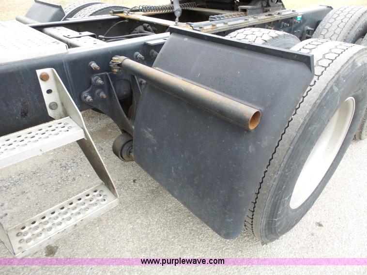 image for item L3663 2007 International 9400i semi truck