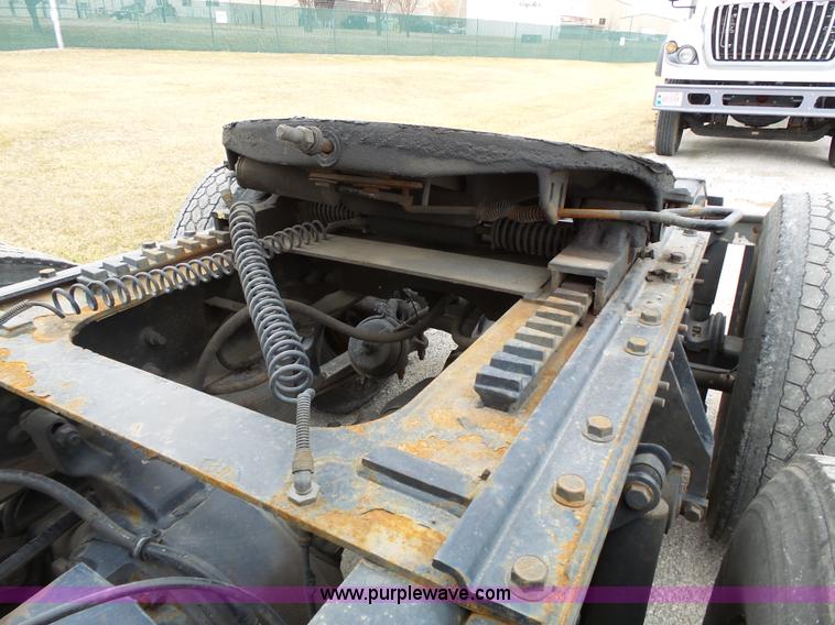 image for item L3663 2007 International 9400i semi truck