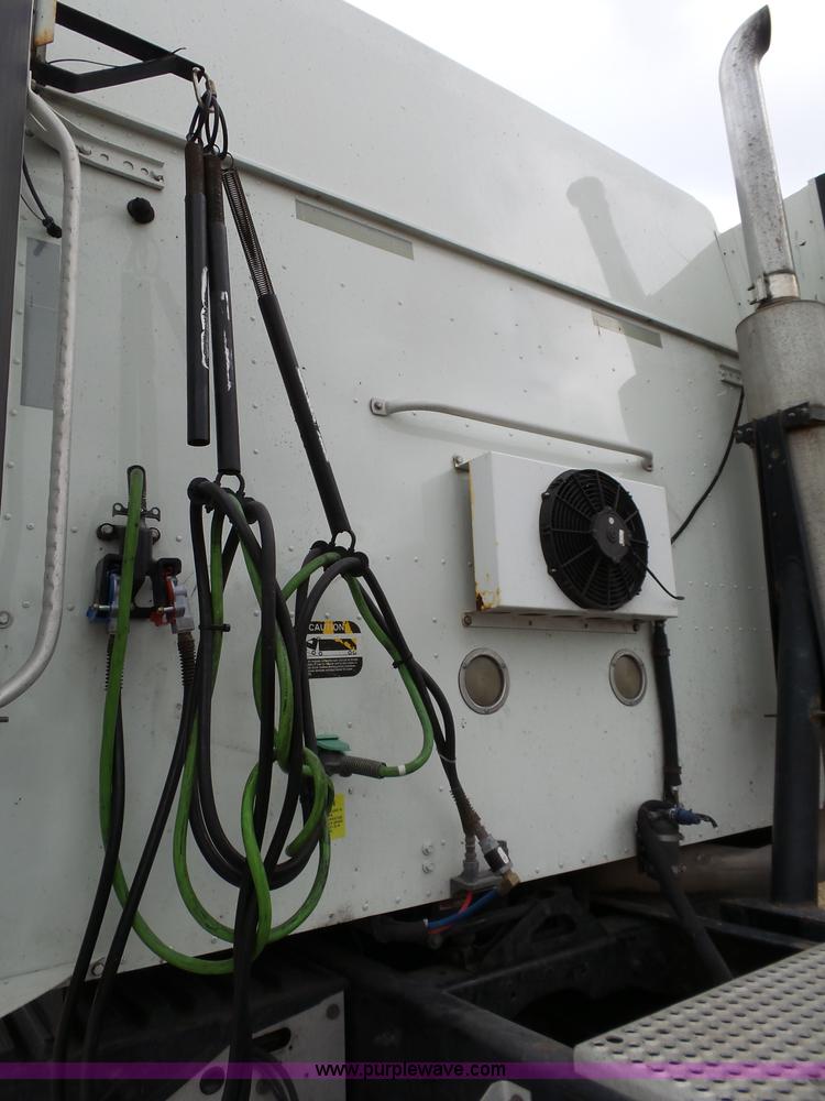 image for item L3663 2007 International 9400i semi truck