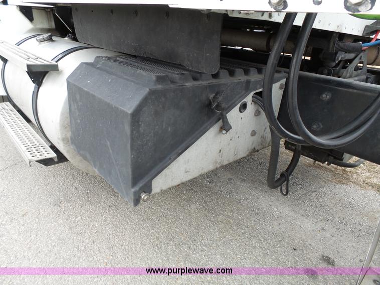 image for item L3663 2007 International 9400i semi truck