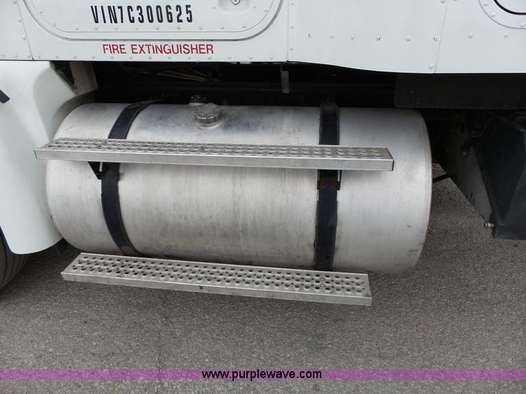 image for item L3663 2007 International 9400i semi truck