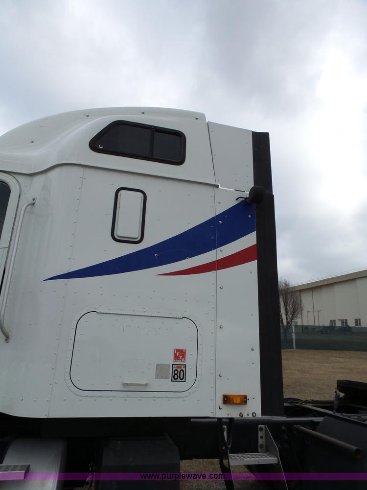 image for item L3663 2007 International 9400i semi truck