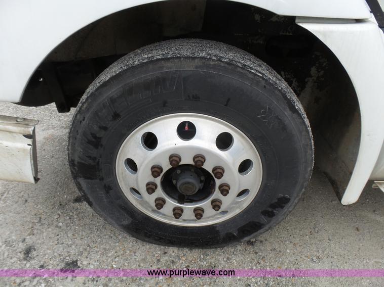 image for item L5416 2007 International 9400i semi truck