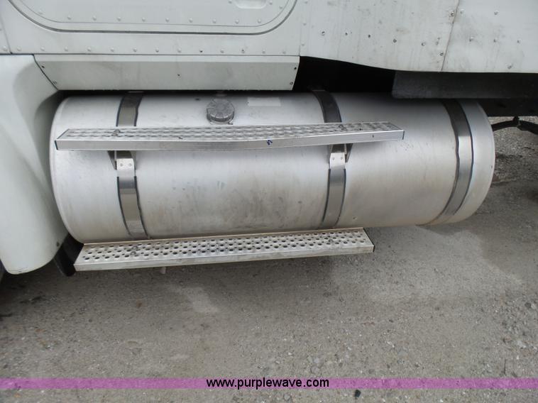 image for item L5416 2007 International 9400i semi truck