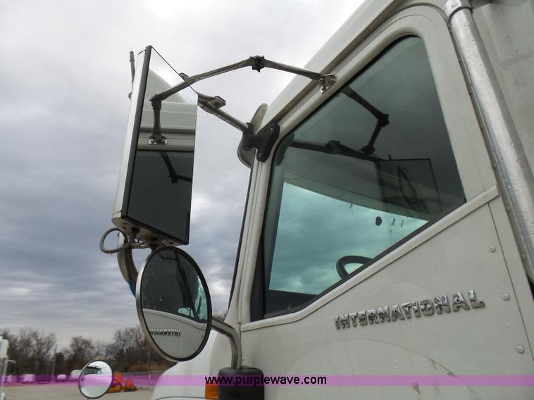 image for item L5416 2007 International 9400i semi truck
